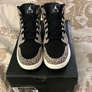 Air Jordan 1 Mid SE (GS) Black/Black ivory-Desert Ore Noir/ Ivoire Pale 6.5Y New